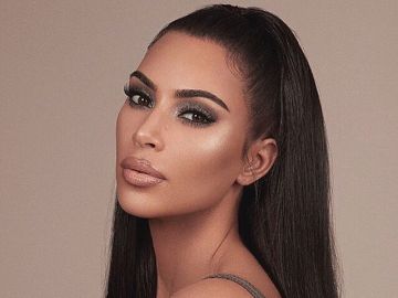 Kim Kardashian promocionando su línea de cosmética 'KKW Beauty'