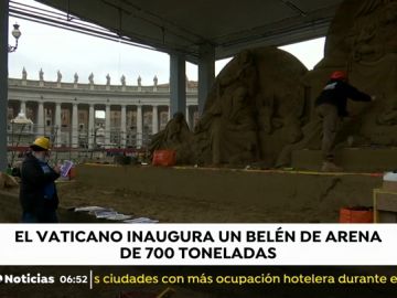 El Vaticano inaugura este viernes el belén de arena en la Plaza de San Pedro, que ha sido realizado por tres escultores especializados 
