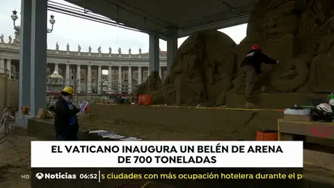 El Vaticano inaugura este viernes el belén de arena en la Plaza de San Pedro, que ha sido realizado por tres escultores especializados El Vaticano inaugura este viernes el belén de arena en la Plaza de San Pedro, que ha sido realizado por tres escultores especializados