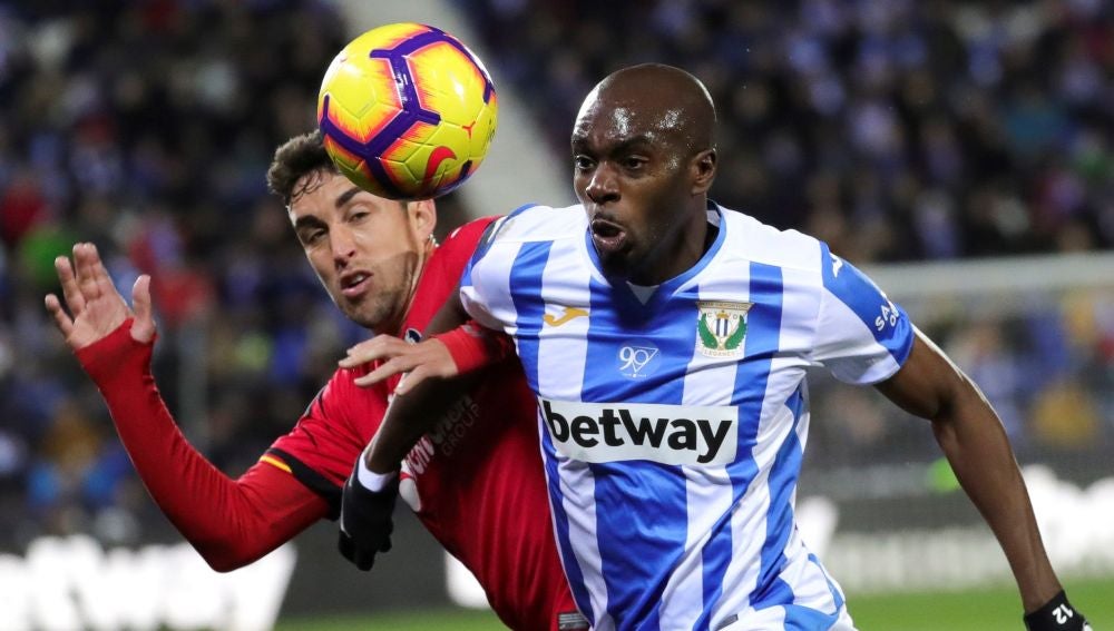 Nyom intenta controlar el balón en la lucha con Jaime Mata