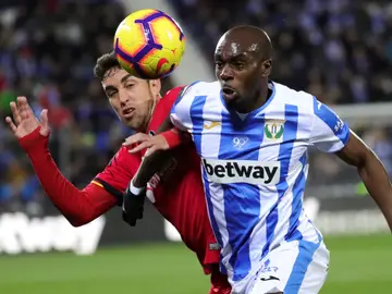 Nyom intenta controlar el balón en la lucha con Jaime Mata Nyom intenta controlar el balón en la lucha con Jaime Mata