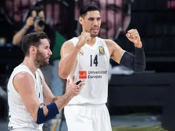 Ayón celebra la victoria blanca junto a Rudy, a la izquierda Ayón celebra la victoria blanca junto a Rudy, a la izquierda