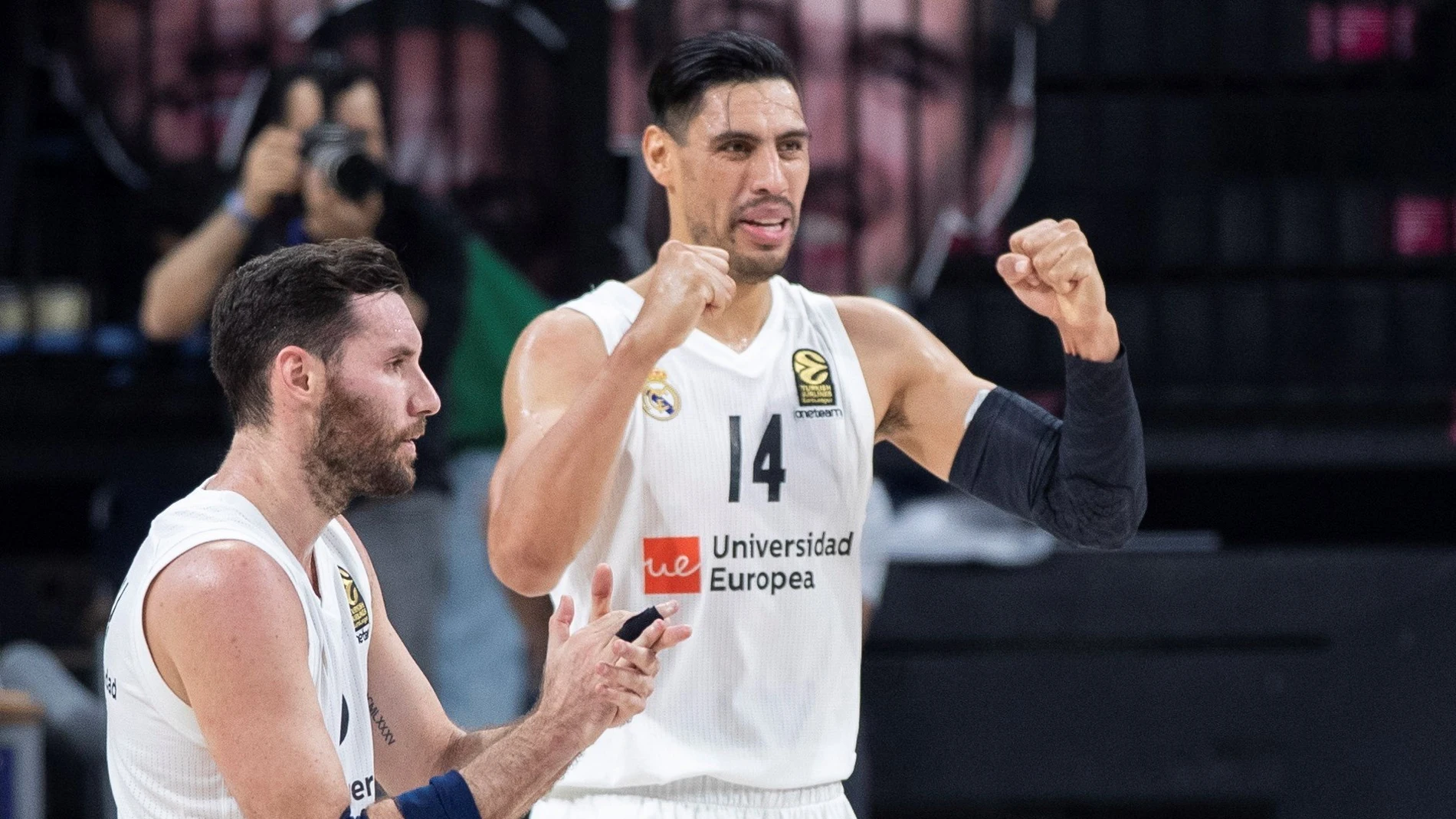Ayón celebra la victoria blanca junto a Rudy, a la izquierda Ayón celebra la victoria blanca junto a Rudy, a la izquierda