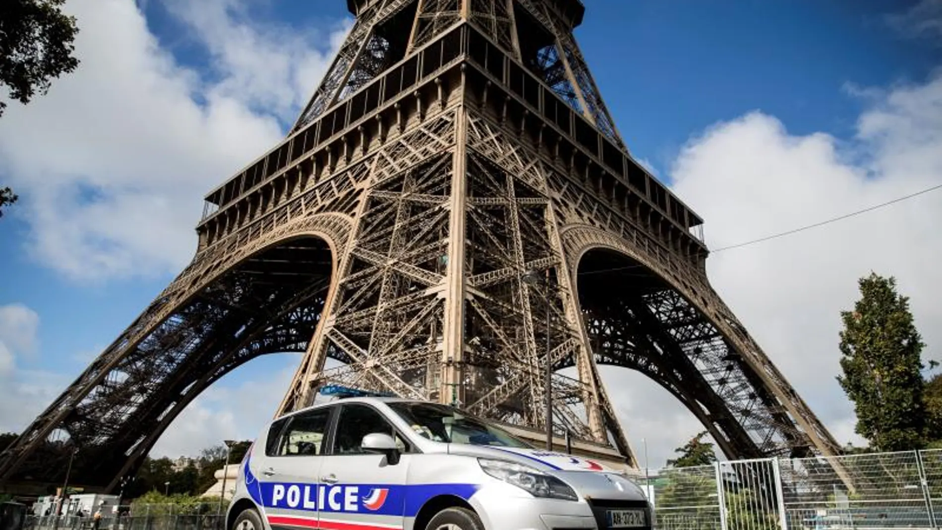 Un coche de la Policía francesa frente a la Torre Eiffel de París Un coche de la Policía francesa frente a la Torre Eiffel de París
