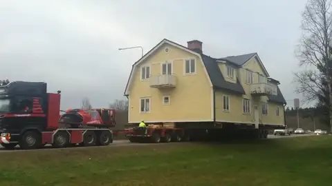 Trasladan un pueblo completo en Suecia antes de que se hunda Trasladan un pueblo completo en Suecia antes de que se hunda