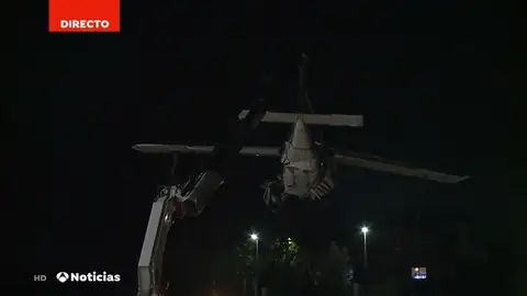 Así han bajado al suelo la avioneta estrellada en Badia del Vallès Así han bajado al suelo la avioneta estrellada en Badia del Vallès