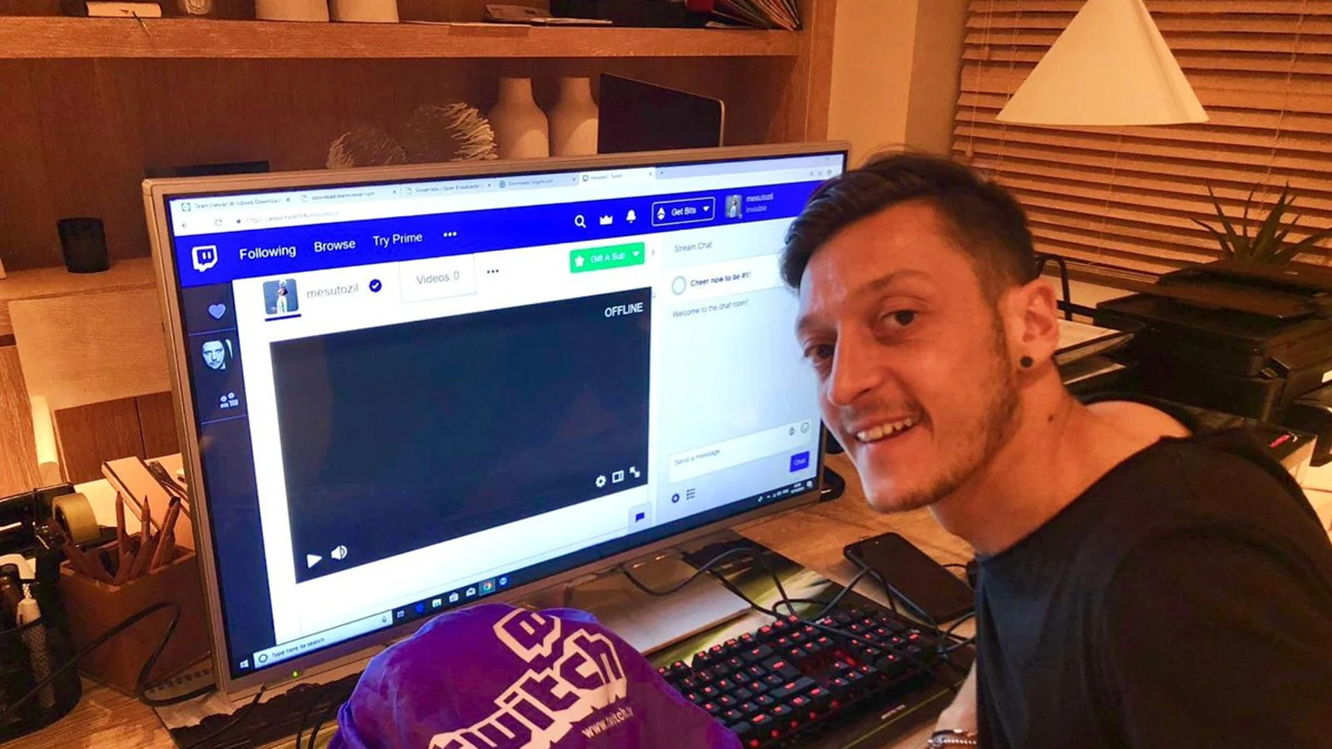 Özil, antes de jugar una partida de Fortnite Özil, antes de jugar una partida de Fortnite