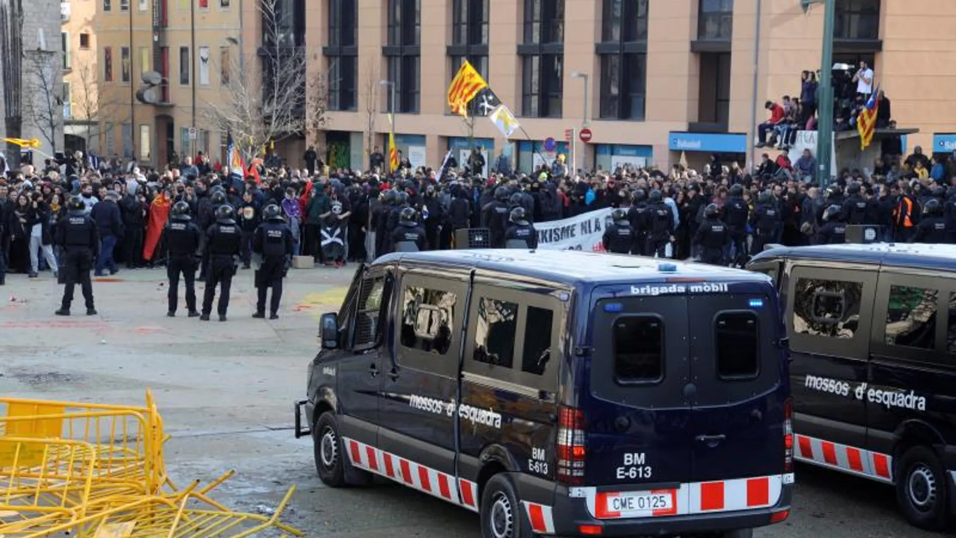 Furgonetas de los Mossos d'Esquadra durante los incidentes en Girona