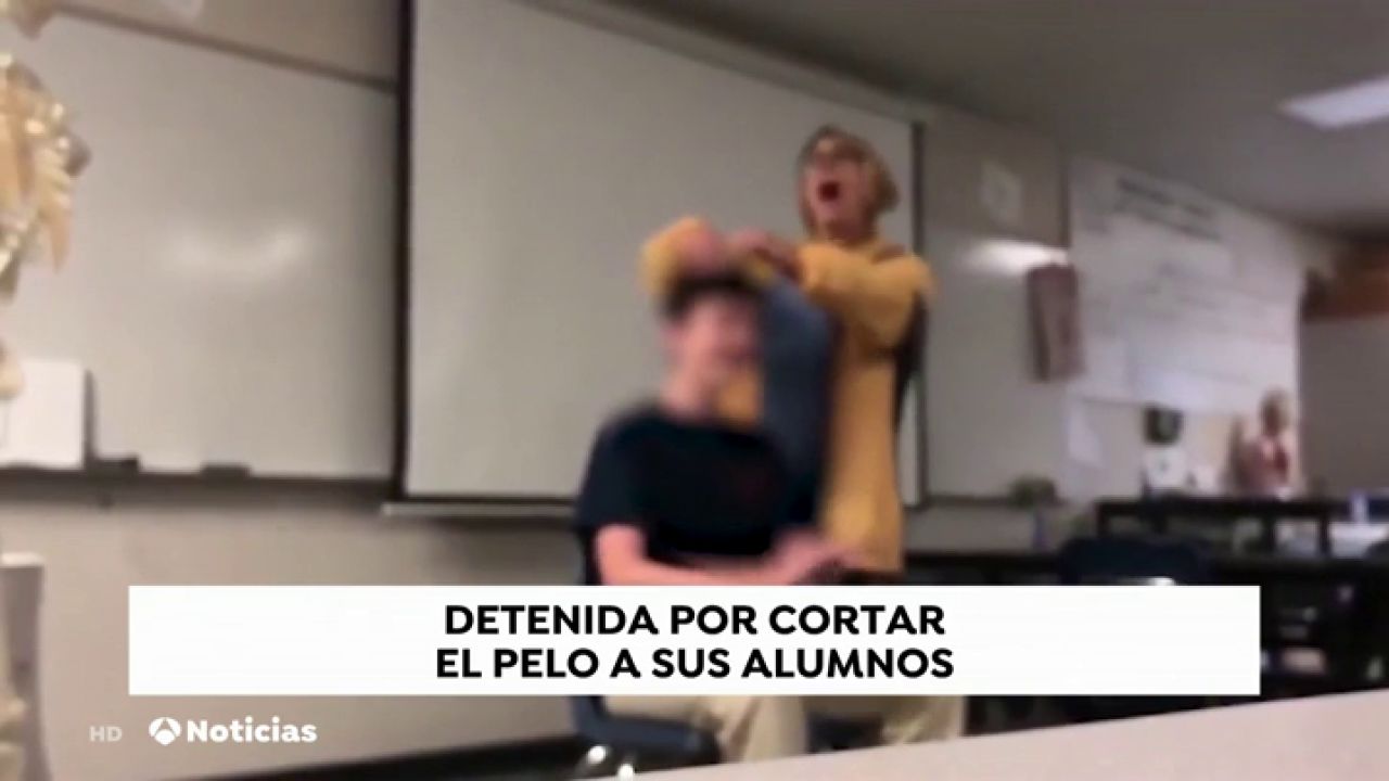 Una profesora, detenida en EEUU por cortar el pelo a sus alumnos durante una clase