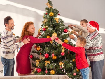 Familia decorando el árbol de Navidad