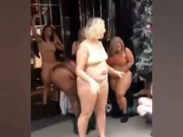 Protestas de mujeres en Victoria Secret por la diversidad de tallas Protestas de mujeres en Victoria Secret por la diversidad de tallas