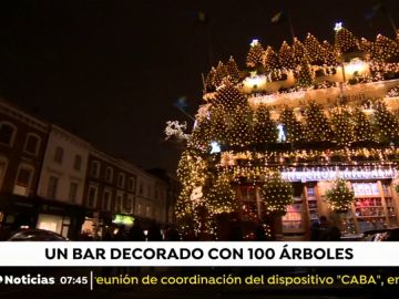 Más 20.000 luces y casi 100 árboles de Navidad decoran la espectacular fachada de un bar en Londres
