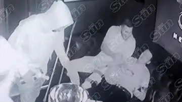 Varios jugadores del Arsenal inhalando 'hippy crack' en un club de Londres Varios jugadores del Arsenal inhalando 'hippy crack' en un club de Londres