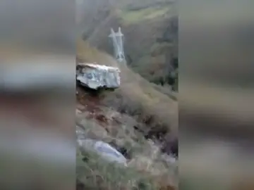 Consiguen retirar la roca que amenaza la vía al grito de "Ahí va, me cago en..." Consiguen retirar la roca que amenaza la vía al grito de "Ahí va, me cago en..."