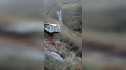 Consiguen retirar la roca que amenaza la vía al grito de "Ahí va, me cago en..." Consiguen retirar la roca que amenaza la vía al grito de "Ahí va, me cago en..."