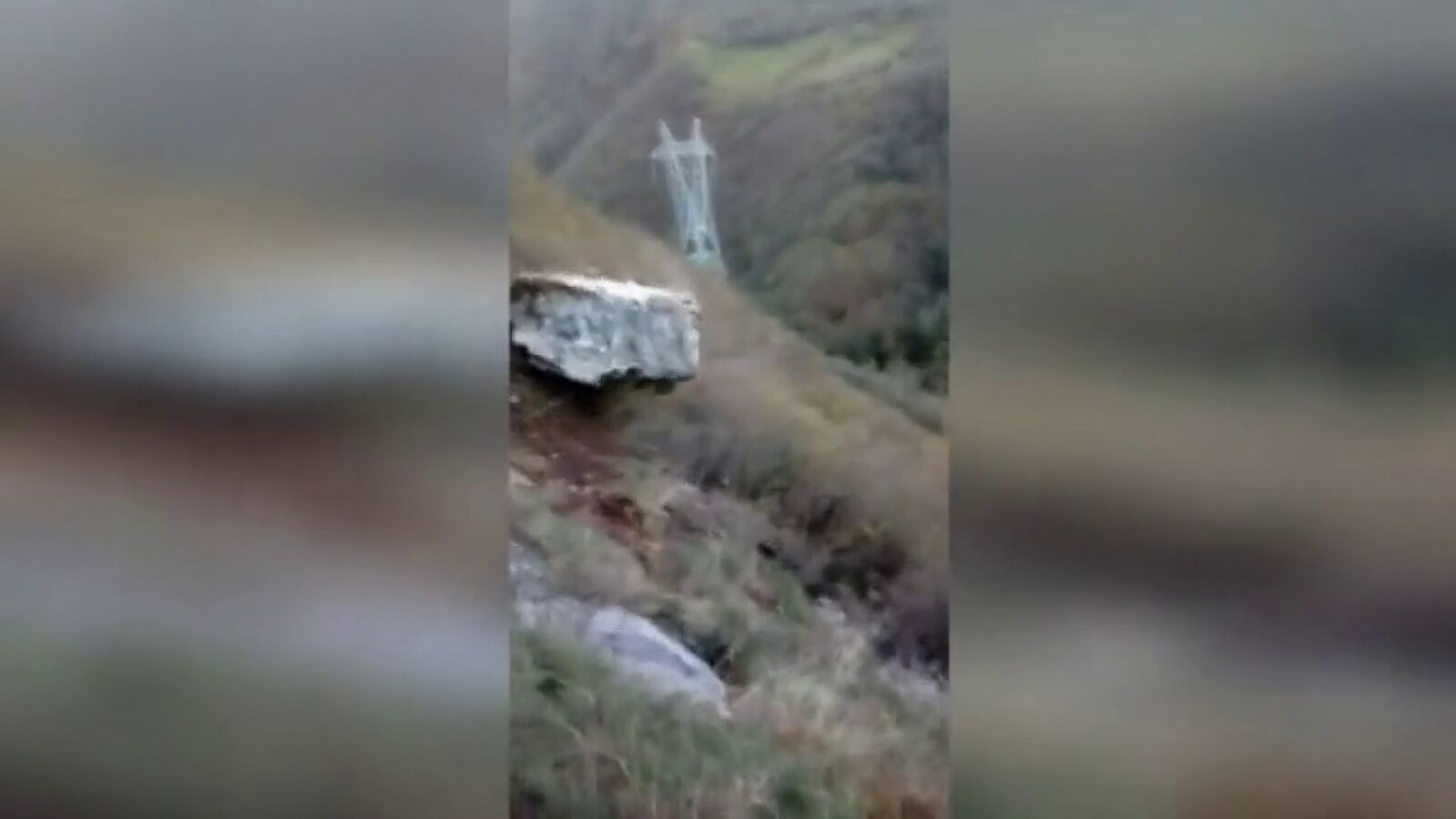 Consiguen retirar la roca que amenazaba la vía al grito de 
