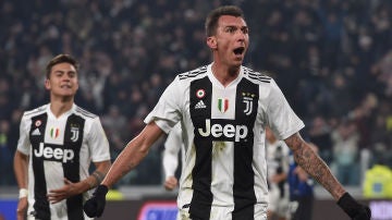 Mandzukic celebra su gol con la Juventus