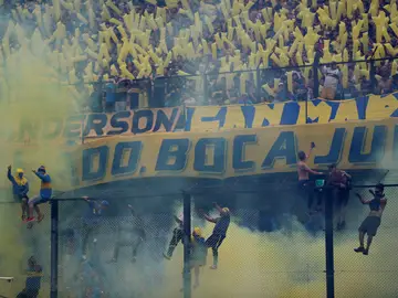 Aficionados de Boca Juniors animan a su equipo Aficionados de Boca Juniors animan a su equipo
