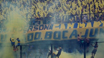 Aficionados de Boca Juniors animan a su equipo