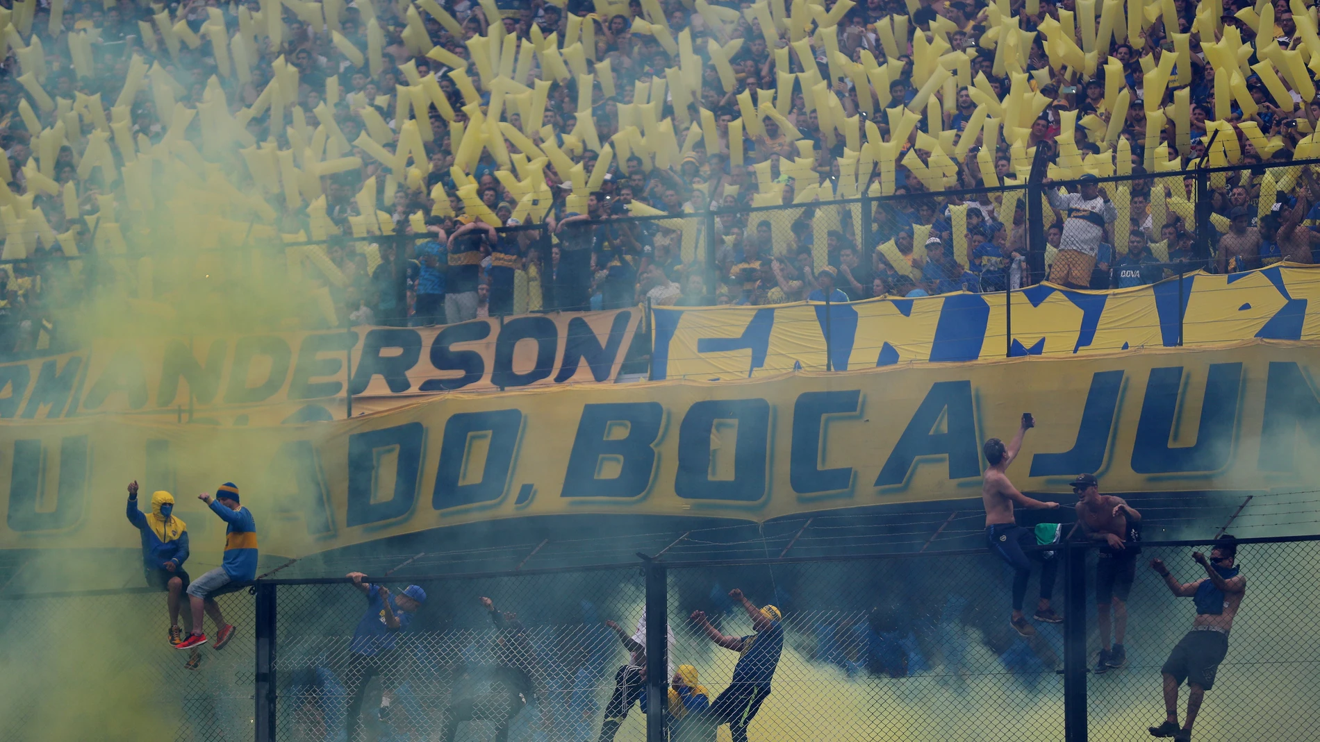 Aficionados de Boca Juniors animan a su equipo Aficionados de Boca Juniors animan a su equipo