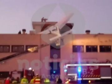 Al menos dos muertos tras estrellarse una avioneta contra el techo de un edificio en Badia del Vallès