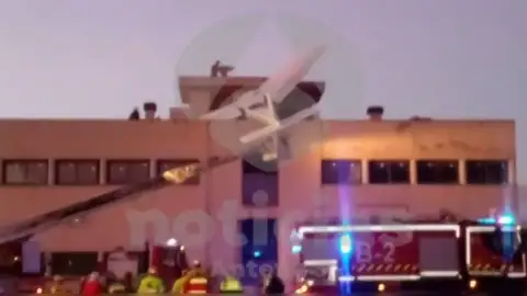 Al menos dos muertos tras estrellarse una avioneta contra el techo de un edificio en Badia del Vallès Al menos dos muertos tras estrellarse una avioneta contra el techo de un edificio en Badia del Vallès