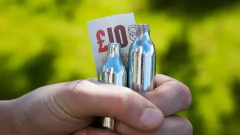 Óxido nitroso, conocido como el gas de la risa o el 'hippy crack' Óxido nitroso, conocido como el gas de la risa o el 'hippy crack'