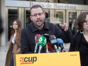 El diputado de la CUP Vidal Aragonés y la y la regidora de la CUP en el Ayuntamiento de Barcelona