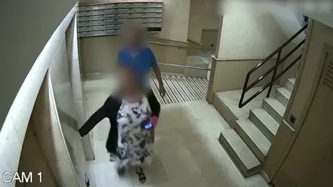 Ingresa en prisión un hombre que asaltaba a ancianas solas en sus portales en Barcelona Ingresa en prisión un hombre que asaltaba a ancianas solas en sus portales en Barcelona