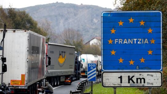 Imagen de archivo de camiones retenidos a un kil&oacute;metro de la frontera con Francia