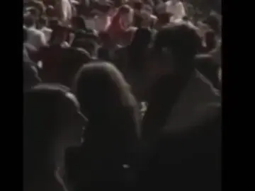 El momento de la avalancha en el concierto de Italia que ha acabado con seis muertos y decenas de heridos El momento de la avalancha en el concierto de Italia que ha acabado con seis muertos y decenas de heridos