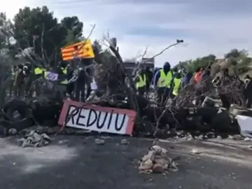 Los CDR cortan la autopista AP-7 en L'Ampolla, en Tarragona Los CDR cortan la autopista AP-7 en L'Ampolla, en Tarragona