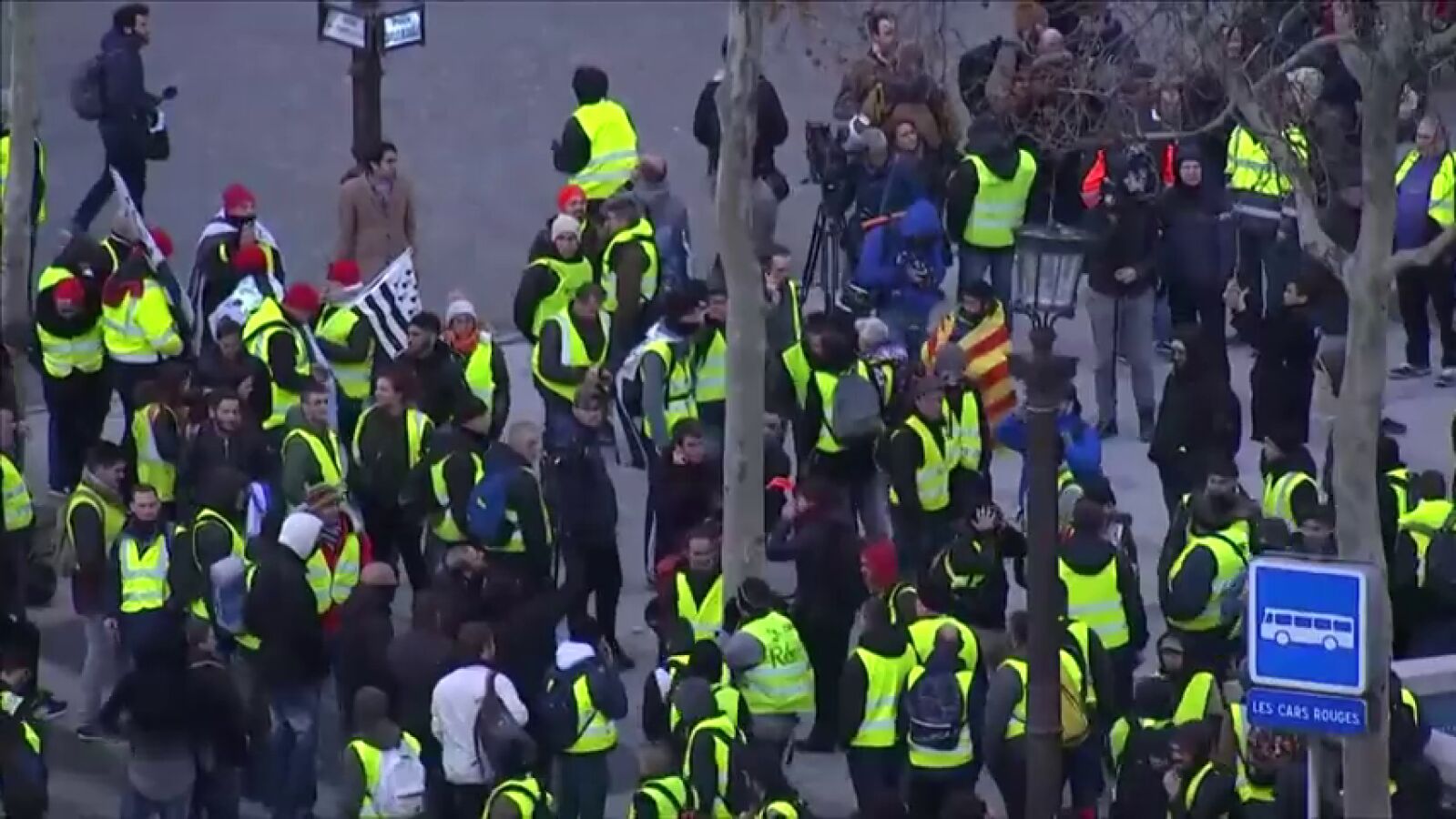 La Policía arresta a cerca de 1.400 personas y carga usando gases lacrimógenos en París contra los 