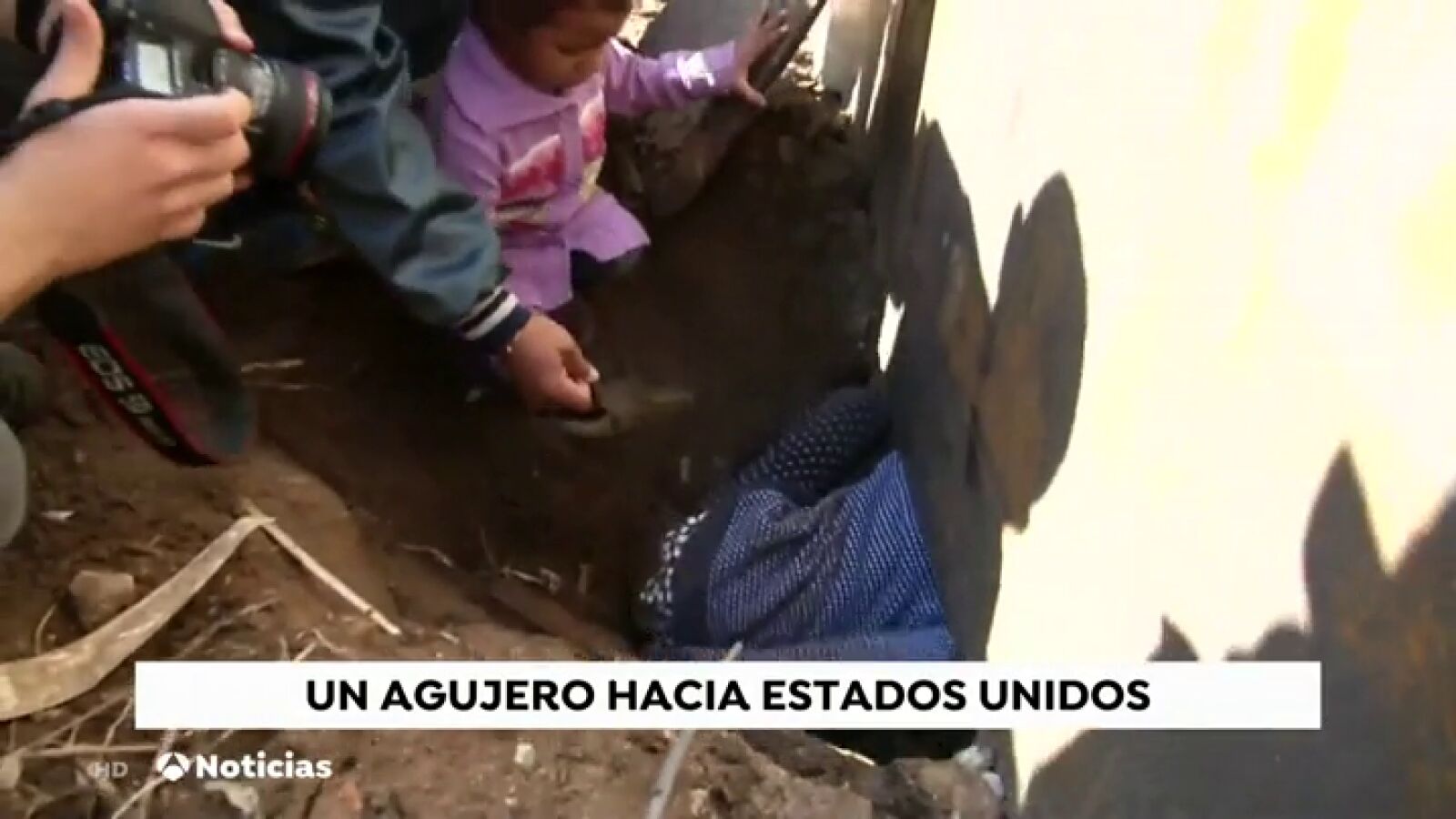 Un agujero en la valla, la esperanza para los migrantes desesperados que intentan pasar de México a Estados Unidos
