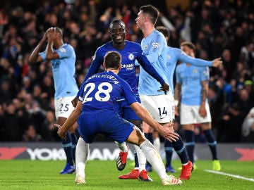 Kanté celebra su gol con el Chelsea y los jugadores del City lamentan la jugada