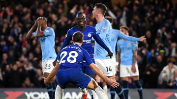 Kant&eacute; celebra su gol con el Chelsea y los jugadores del City lamentan la jugada