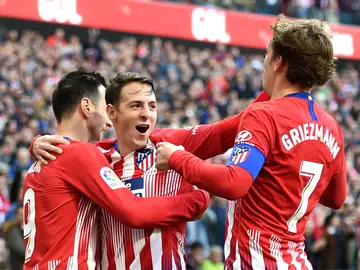 Kalinic, Arias y Griezmann celebran el gol del Atlético Kalinic, Arias y Griezmann celebran el gol del Atlético