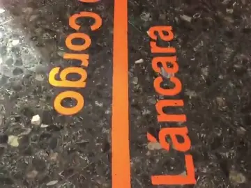 El dueño de un bar de Lugo lo divide en dos con una línea naranja para delimitar los dos municipios a los que pertenece El dueño de un bar de Lugo lo divide en dos con una línea naranja para delimitar los dos municipios a los que pertenece