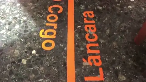 El dueño de un bar de Lugo lo divide en dos con una línea naranja para delimitar los dos municipios a los que pertenece El dueño de un bar de Lugo lo divide en dos con una línea naranja para delimitar los dos municipios a los que pertenece