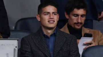 James Rodríguez sonríe en el Santiago Bernabéu James Rodríguez sonríe en el Santiago Bernabéu
