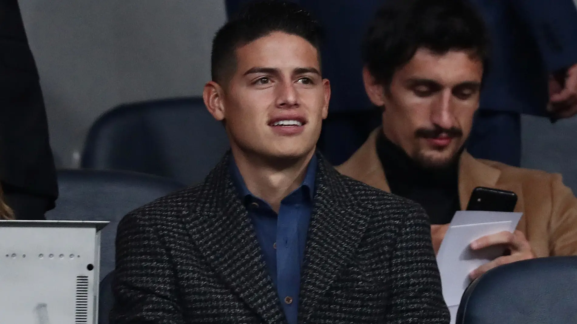 James Rodríguez sonríe en el Santiago Bernabéu
