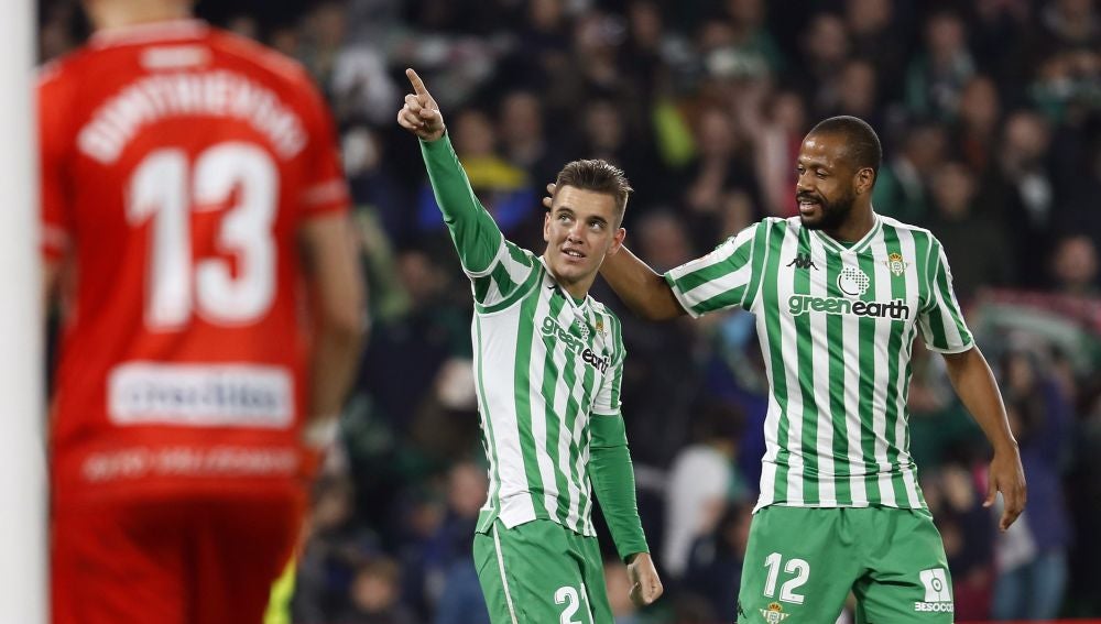 Lo Celso y Sidnei celebran el gol del argentino en el Villamarín