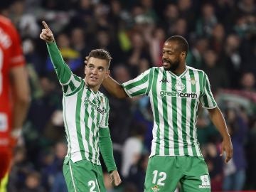 Lo Celso y Sidnei celebran el gol del argentino en el Villamarín