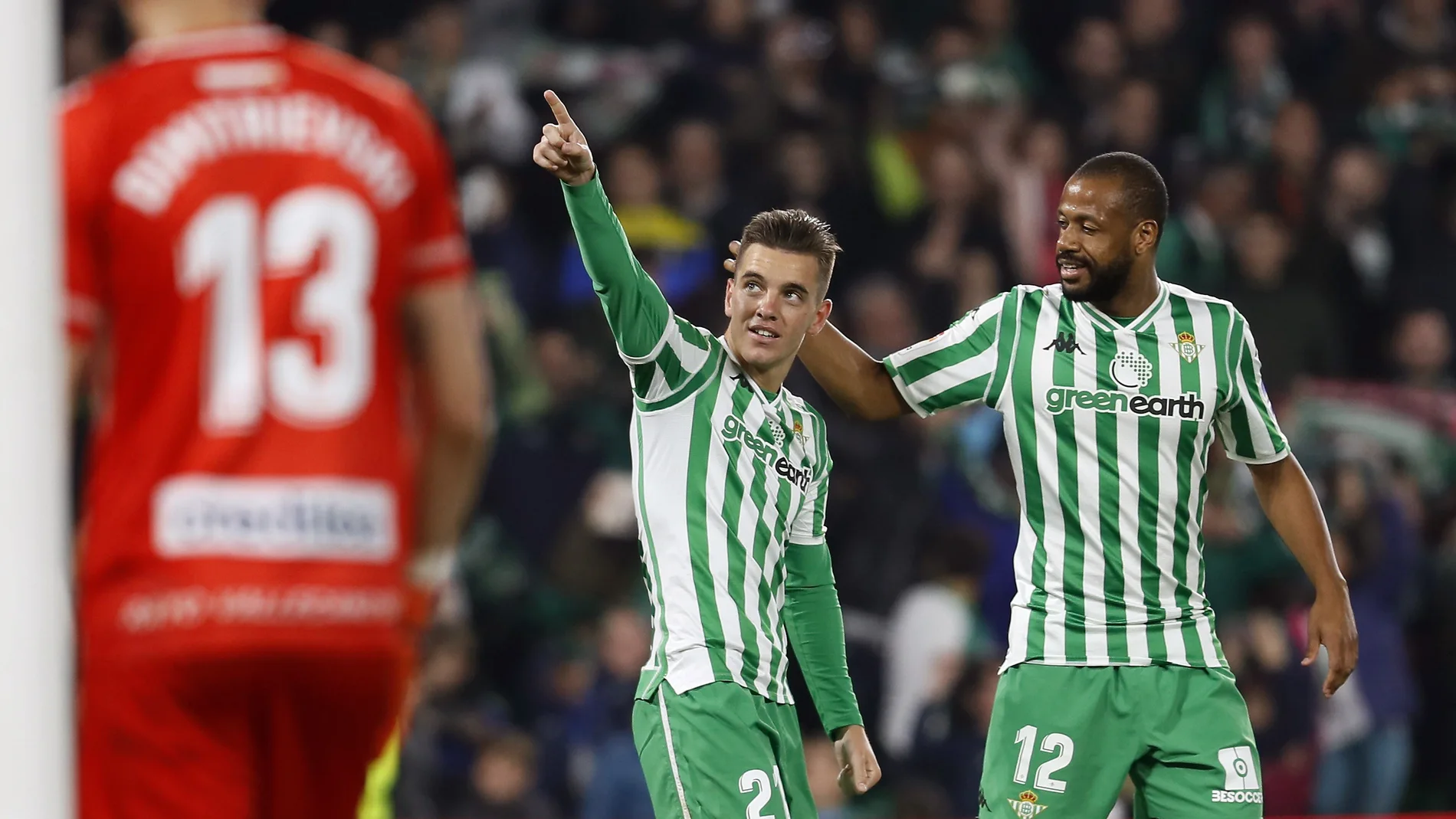 Lo Celso y Sidnei celebran el gol del argentino en el Villamarín Lo Celso y Sidnei celebran el gol del argentino en el Villamarín