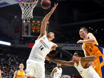Ayón intenta capturar el rebote ante el Herbalife Gran Canaria Ayón intenta capturar el rebote ante el Herbalife Gran Canaria