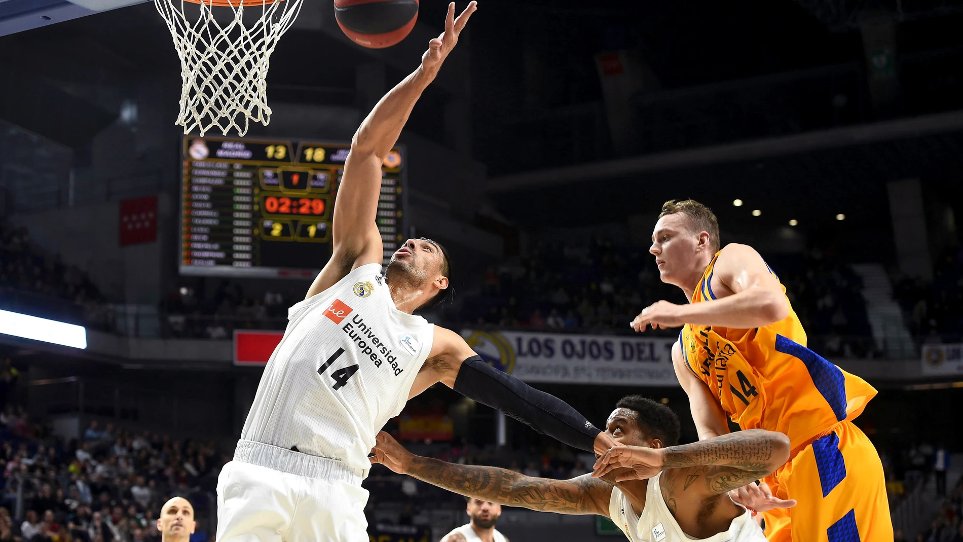 Ayón intenta capturar el rebote ante el Herbalife Gran Canaria Ayón intenta capturar el rebote ante el Herbalife Gran Canaria