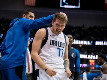 Luka Doncic celebra la victoria de Dallas Mavericks Luka Doncic celebra la victoria de Dallas Mavericks