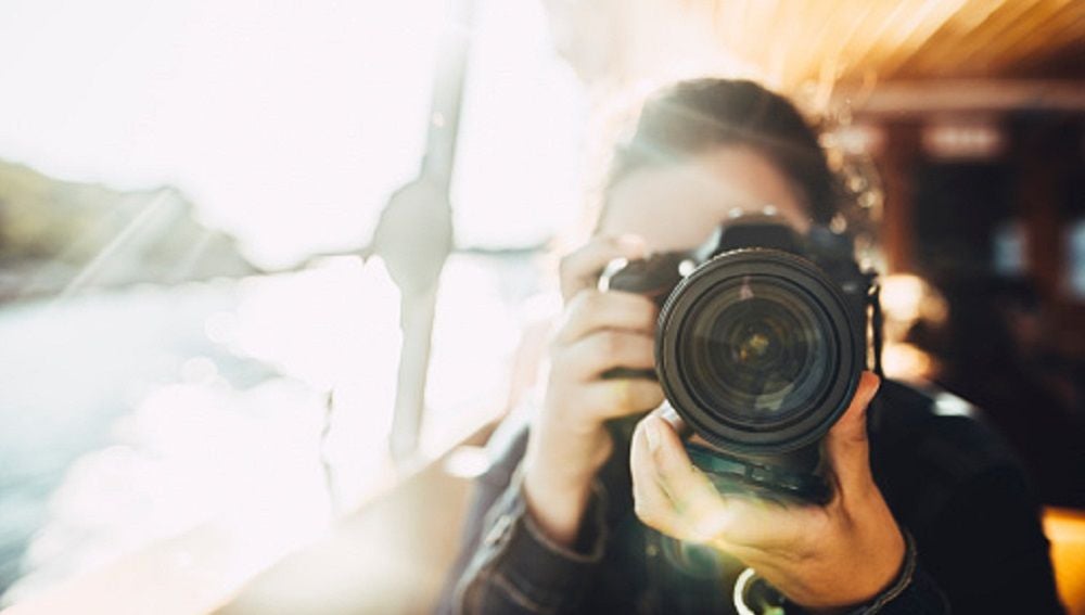 Imagen de archivo de una persona con una cámara fotográfica