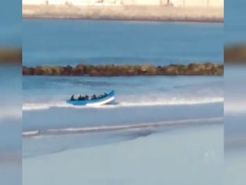 Los bañistas graban a una treintena de personas llegando en patera a una playa de Cádiz 