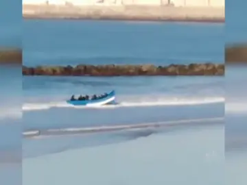 Los bañistas graban a una treintena de personas llegando en patera a una playa de Cádiz Los bañistas graban a una treintena de personas llegando en patera a una playa de Cádiz
